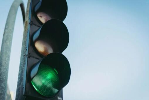 十字路口信號燈一直“黃閃”，是壞了嗎？到底該不該停車？