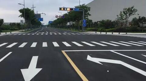 蘇州停車位劃線廠家解讀，道路交通標(biāo)志牌通常布置在什么區(qū)域？