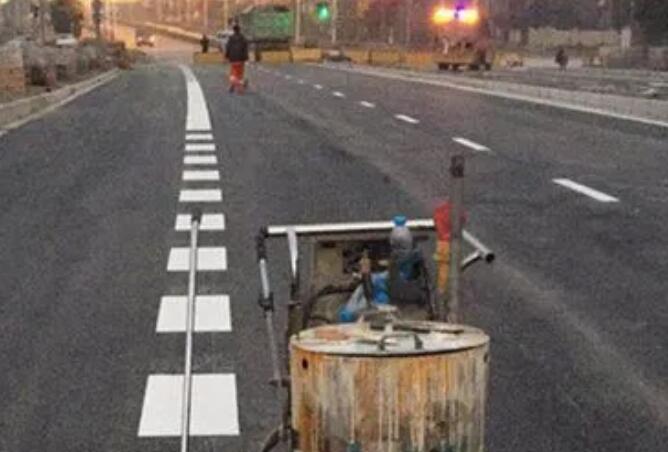 蘇州道路劃線，道路標(biāo)線受潮會出現(xiàn)怎樣的問題？
