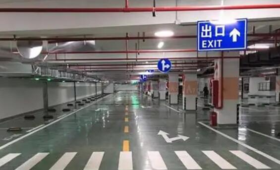 地下車庫(kù)消防劃線出口，保障安全的生命通道